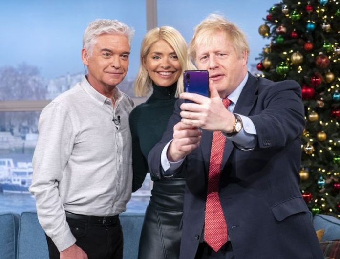 UK Johnson Uses Huawei P20 for Selfies